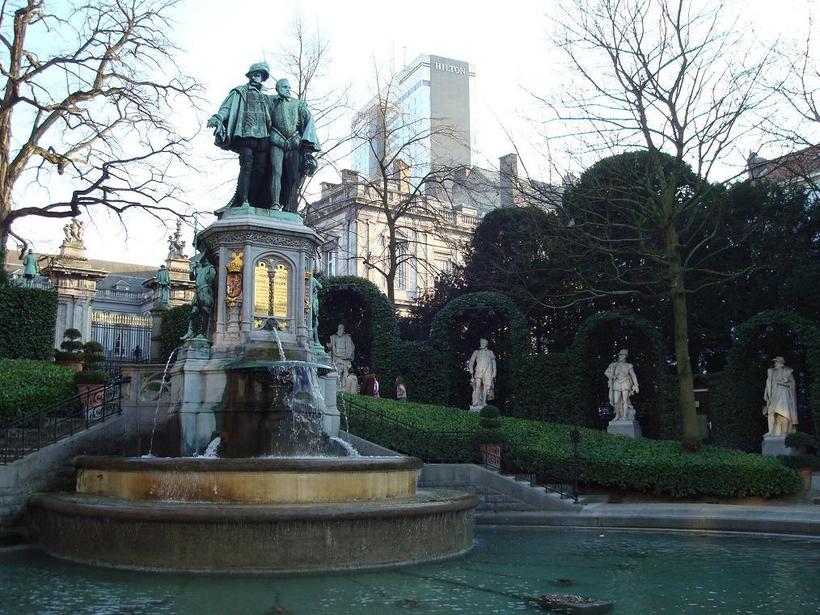 Памятник Эгмонту и Горну в центре сада