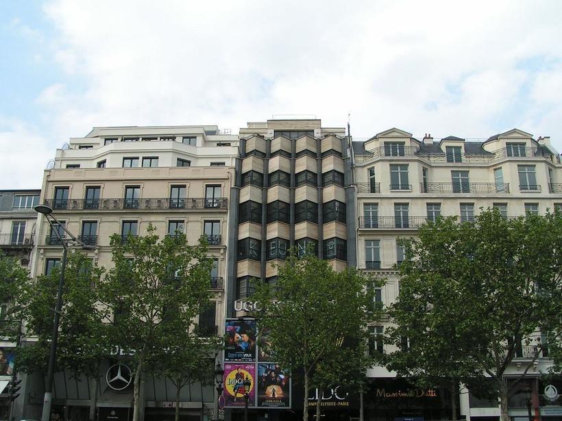 Жить и работать на Елисейских полях очень престижно