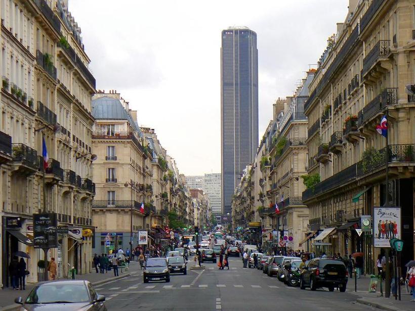 Небоскреб находится в центре популярного района