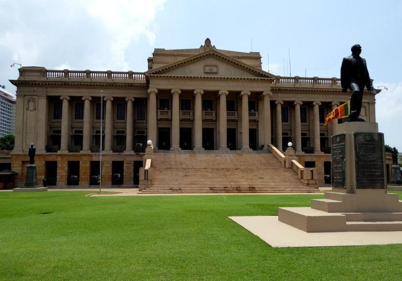 Флаг Шри-Ланки у фасада