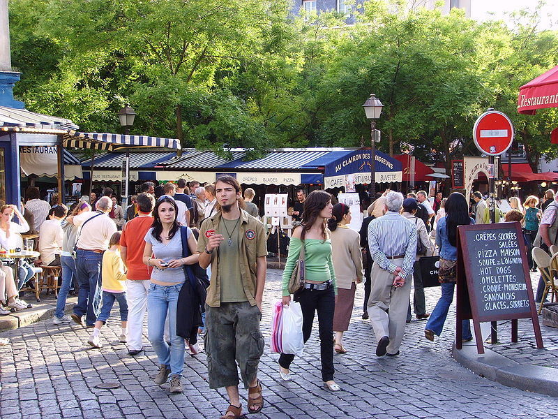 На площади обычно царит веселая суета