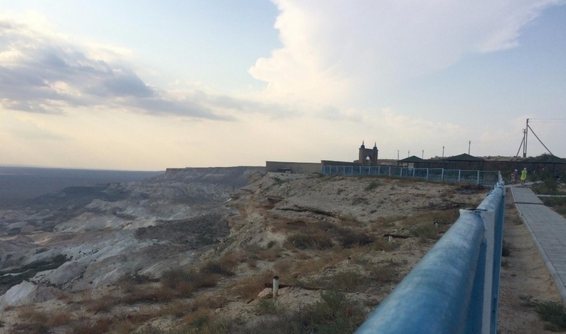 Подход к мечети Бекет Ата. Вечереет.