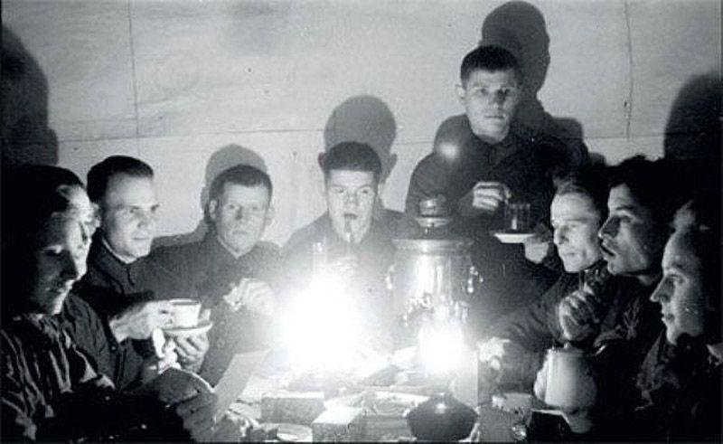 Разведчики Западного фронта встречают Новый год, 1942 г. Разведчики Западного фронта встречают Новый год, 1942 г.
