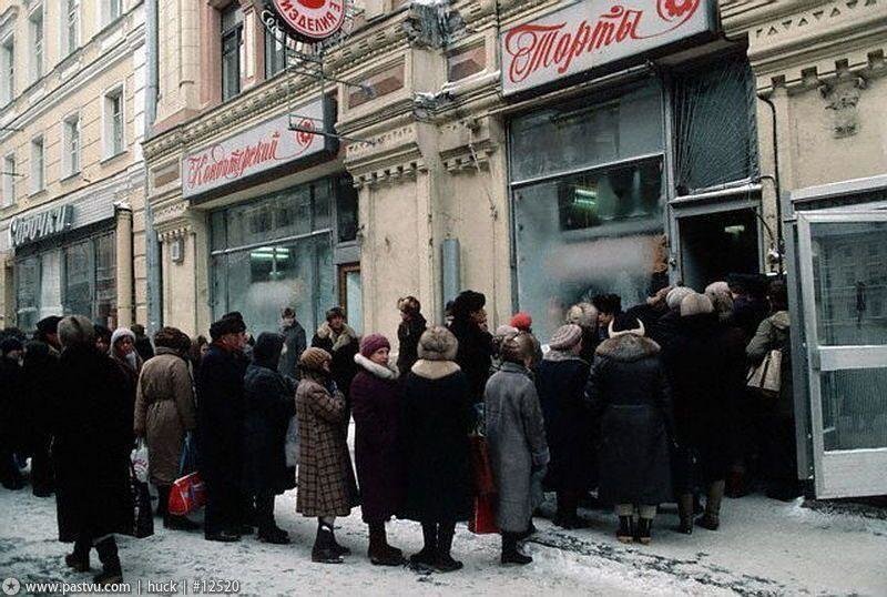 Блог - Купить шампанское, мандарины и сделать оливье: как готовились к Новому году в СССР Купить шампанское, мандарины и сделать оливье: как готовились к Новому году в СССР