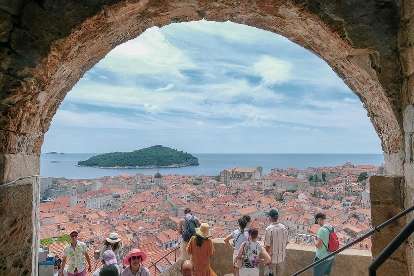 Туристы в Дубровнике (Хорватия), сентябрь