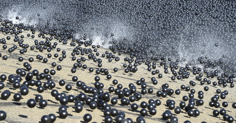 Зачем водохранилища в США покрыли черными шарами, и помогло ли это спасти их