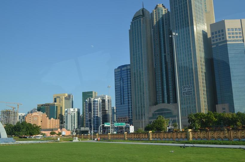 На набережной почти нет людей