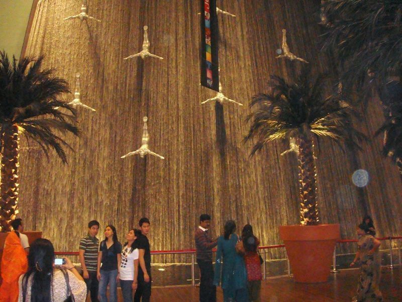 Знаменитый водопад внутри "Dubai Mall"