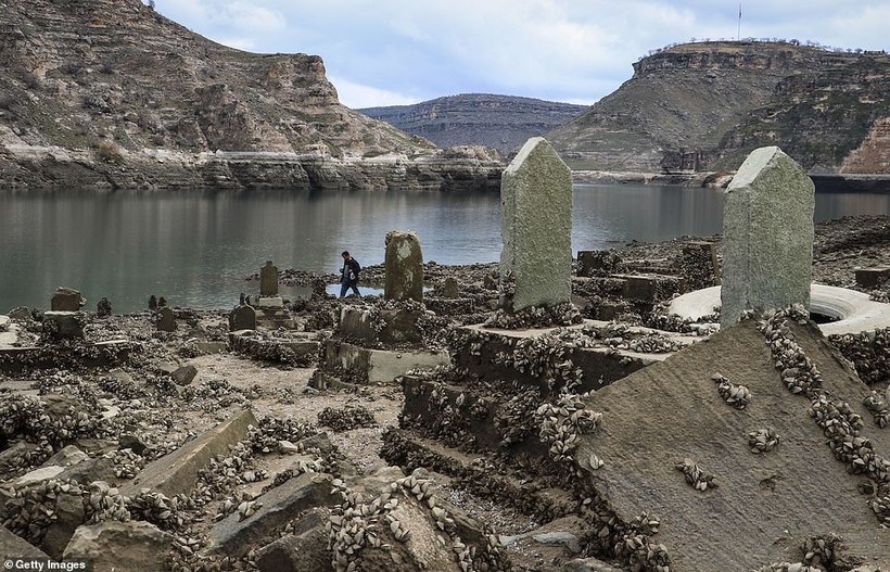 Гигантские надгробия