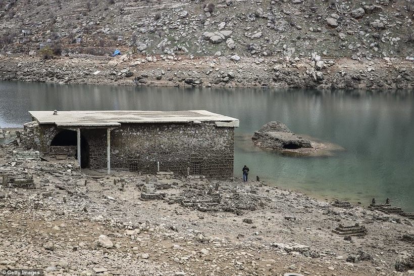 В Турции прорвало дамбу, и на поверхности появилась древняя затопленная деревня
