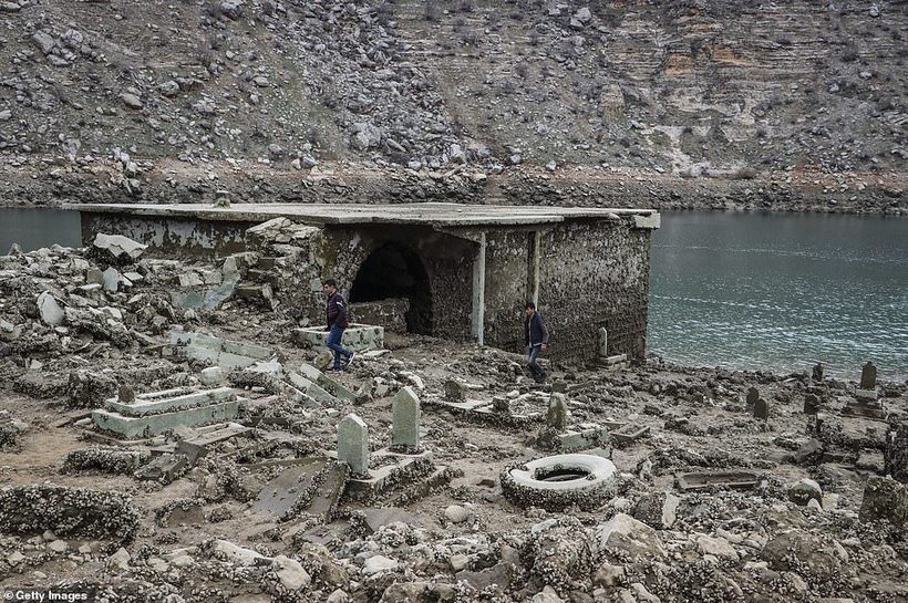 В Турции прорвало дамбу, и на поверхности появилась древняя затопленная деревня