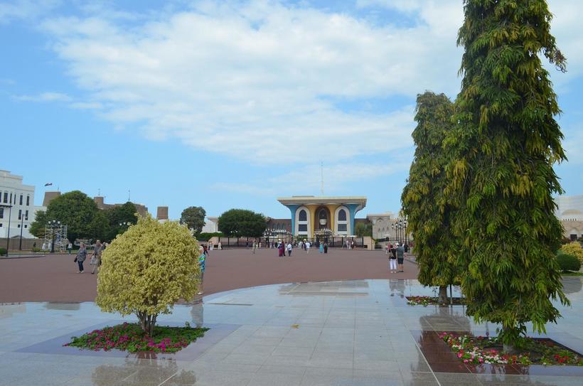 Перед зданием расстилается просторная площадь