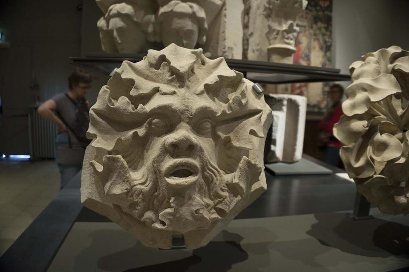 В музее выставлено множество ценных произведений искусства