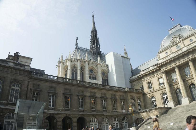 Шпиль часовни возвышается над Дворцом Правосудия