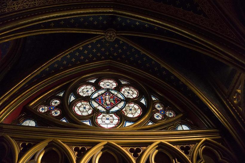 На первом этаже витражи тоже красивые, но второй все равно лучше