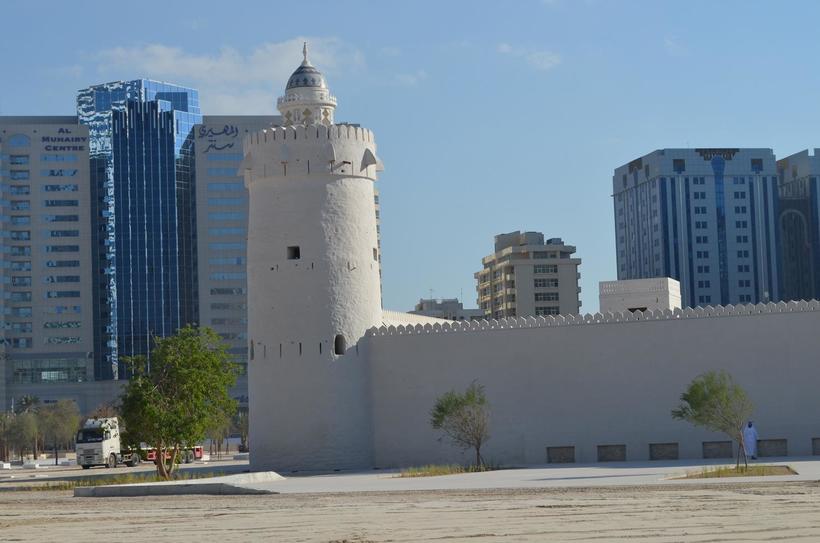 Небоскребы подавляют крепость, из-за них она кажется меньше, чем есть