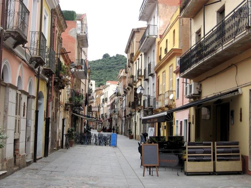 Одна из улочек Сассари весной