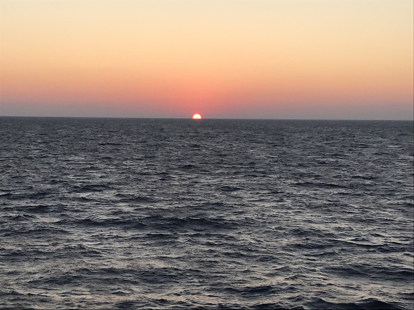 Закат над морем в июле в Греции