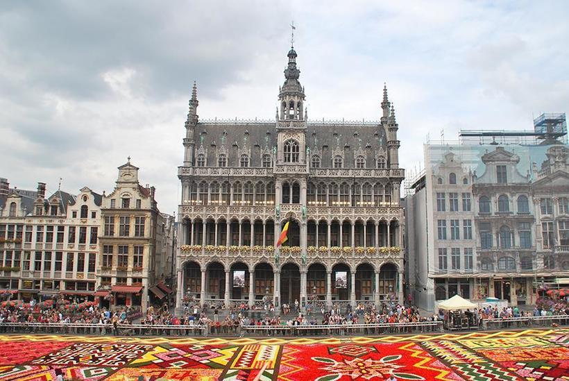 Фасад Королевского дома, в котором устроен музей