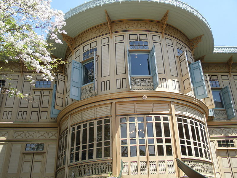 Немного похоже на российские дачи