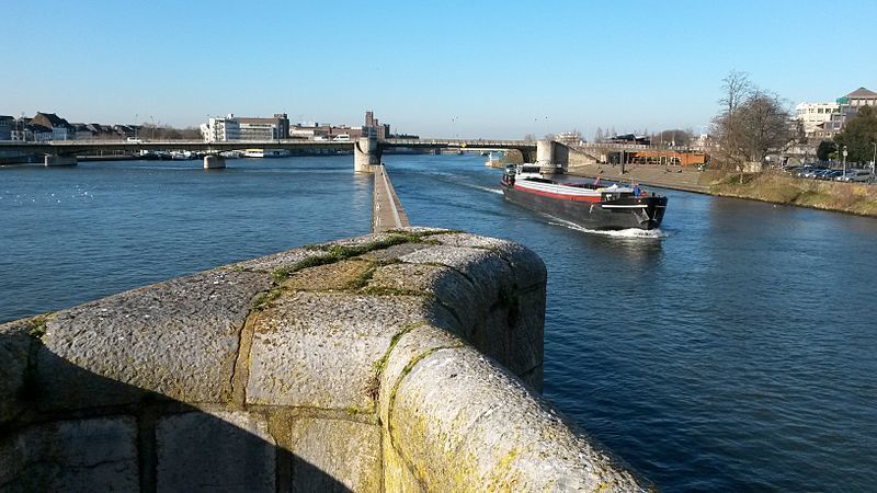 С моста открывается панорама набережных
