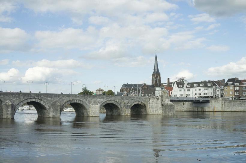 Мост замечательно смотрится в центре Маастрихта