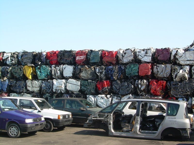 17 впечатляющих фотографий о том, как утилизируют старые машины