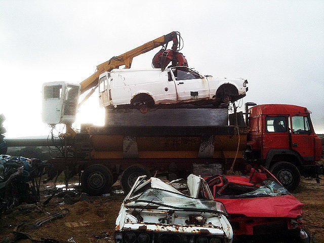 17 впечатляющих фотографий о том, как утилизируют старые машины
