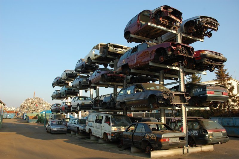 17 впечатляющих фотографий о том, как утилизируют старые машины