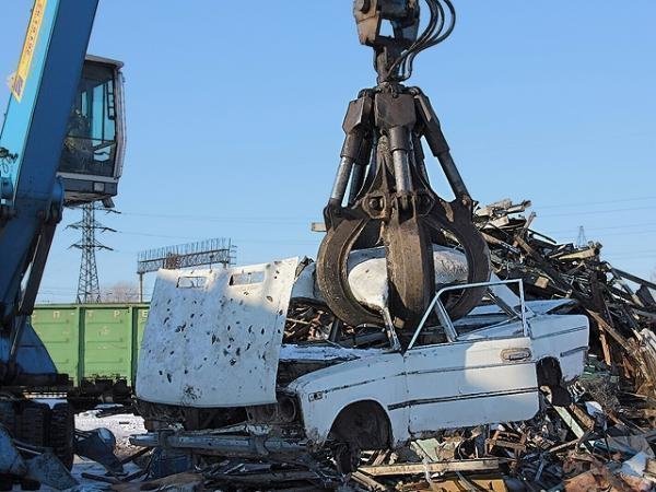 17 впечатляющих фотографий о том, как утилизируют старые машины