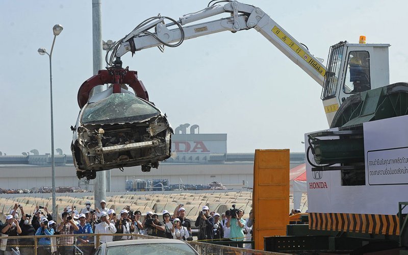 17 впечатляющих фотографий о том, как утилизируют старые машины