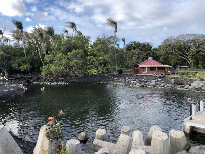 Из-за извержения вулкана на Гавайях появился новый пляж с черным песком
