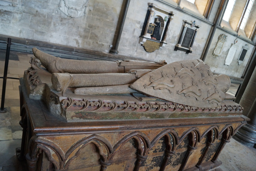 Надгробье рыцаря в Солсберийском соборе