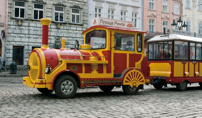 В непогоду можно рассматривать городские красоты в таком поезде!