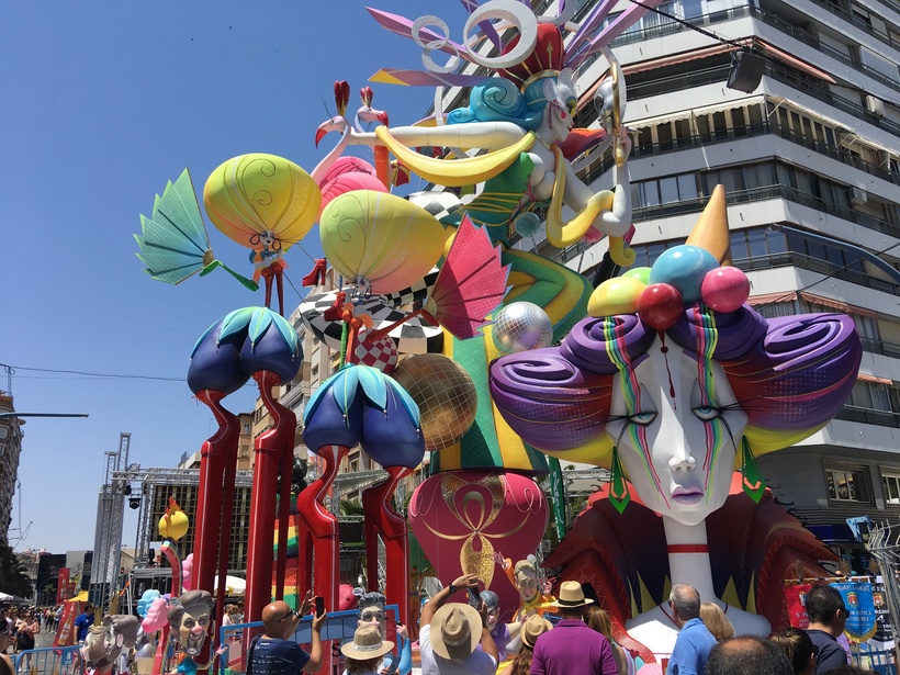 Бумажная инсталяция в центре Аликанте