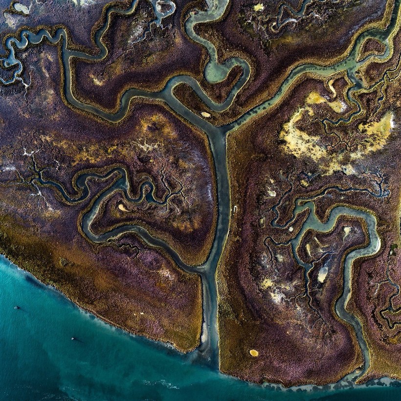 Блог - Абстрактные аэрофотографии водоемов, подчеркивающие хрупкую красоту Земли Абстрактные аэрофотографии водоемов, подчеркивающие хрупкую красоту Земли