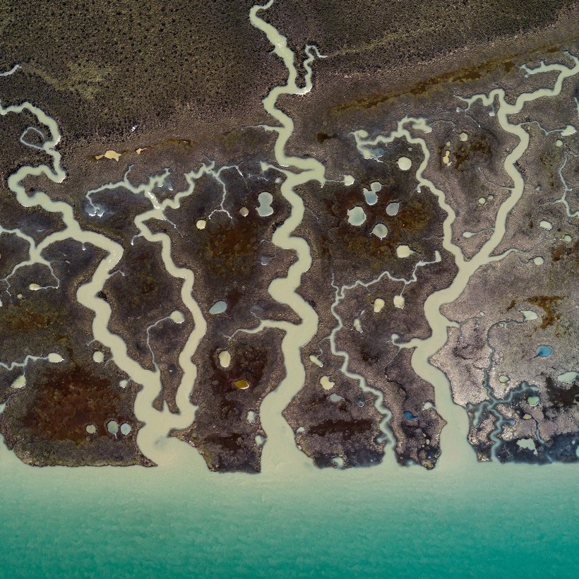 Блог - Абстрактные аэрофотографии водоемов, подчеркивающие хрупкую красоту Земли Абстрактные аэрофотографии водоемов, подчеркивающие хрупкую красоту Земли