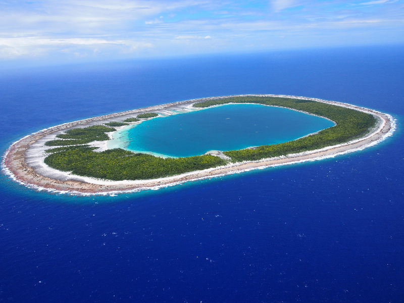 Почему некоторые коралловые острова имеют круглую форму. 