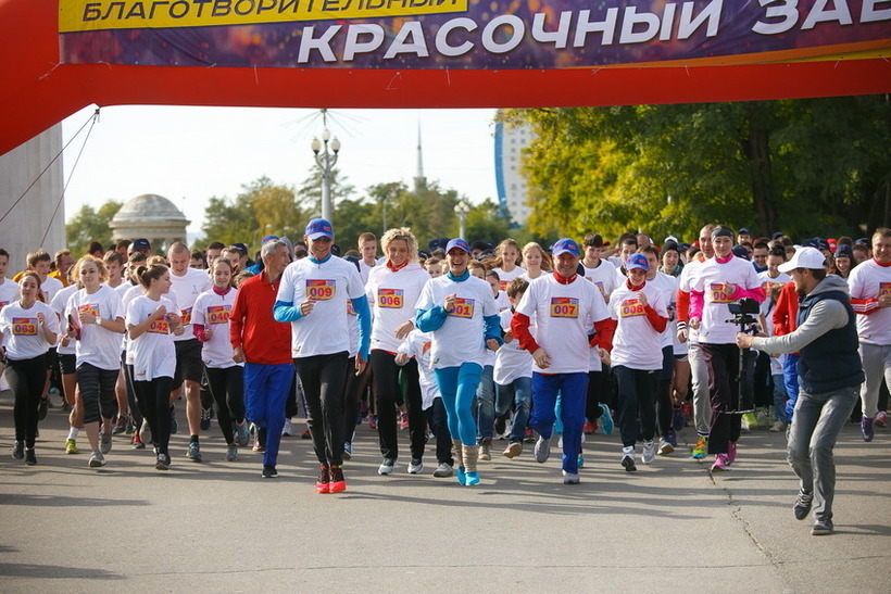 Начало благотворительного забега. Волгоградская набережная, апрель.