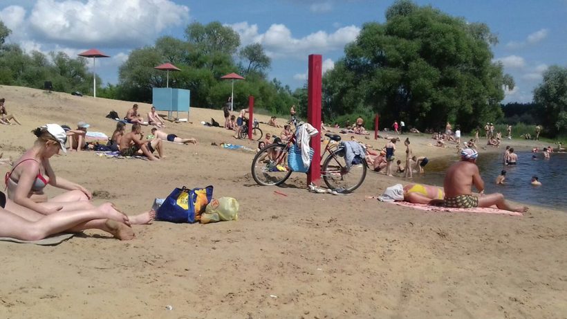 Будний день на пляже «Боровой». Воронеж, конец мая.
