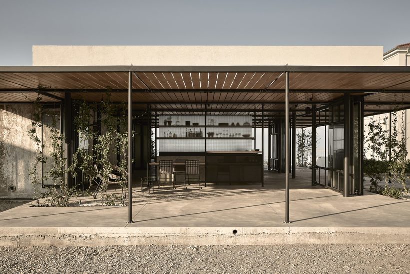 В Греции заброшенные резервуары для вина превратили в стильный отель