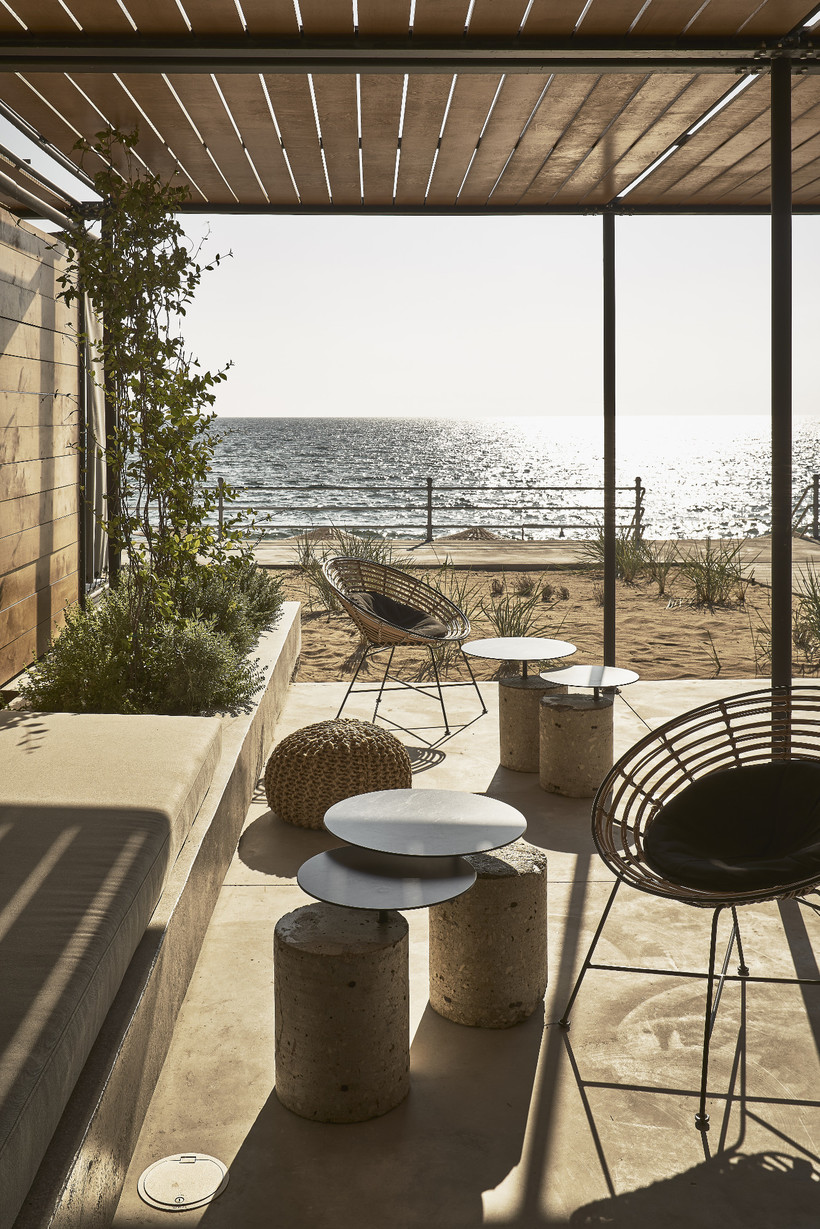 В Греции заброшенные резервуары для вина превратили в стильный отель