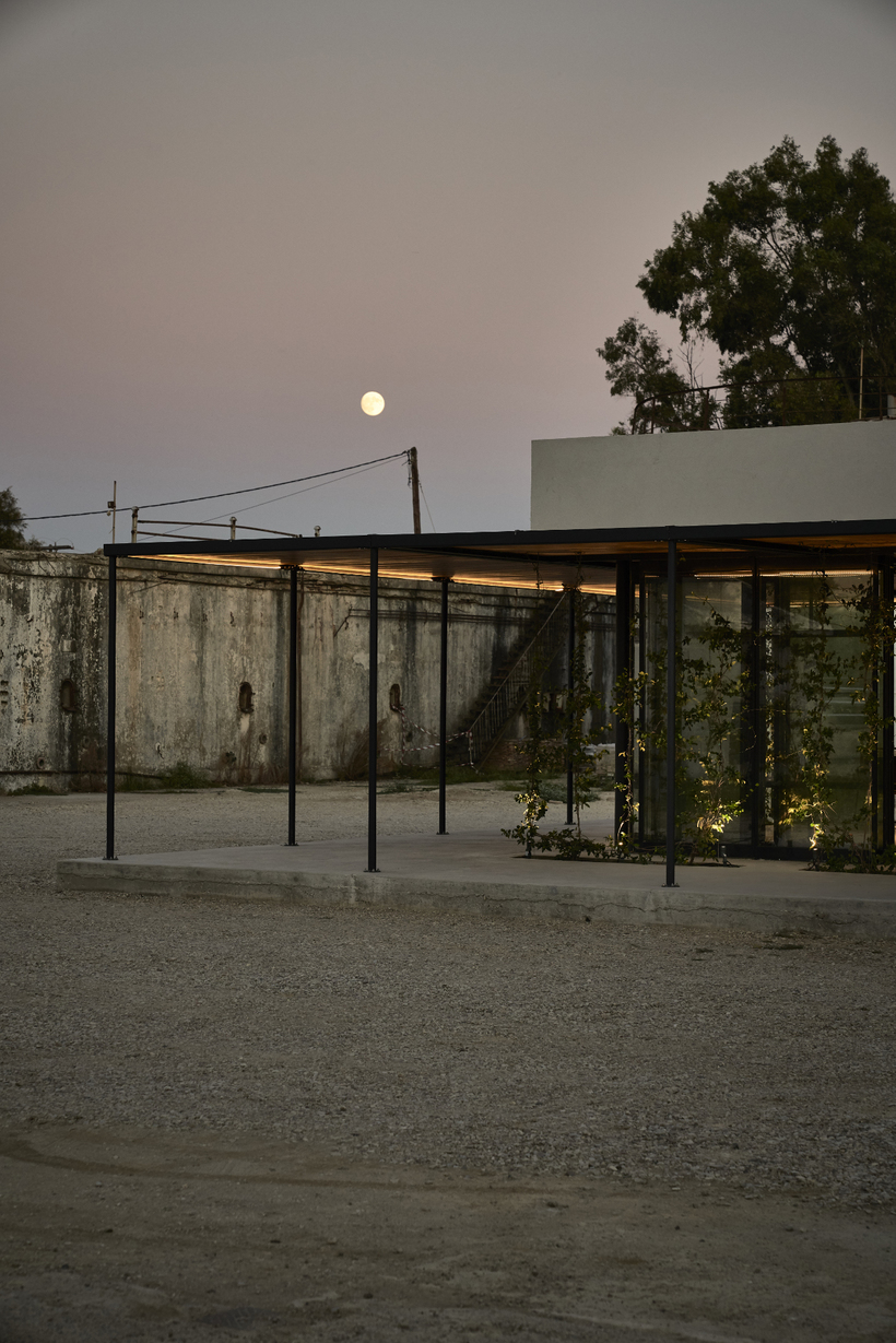 В Греции заброшенные резервуары для вина превратили в стильный отель