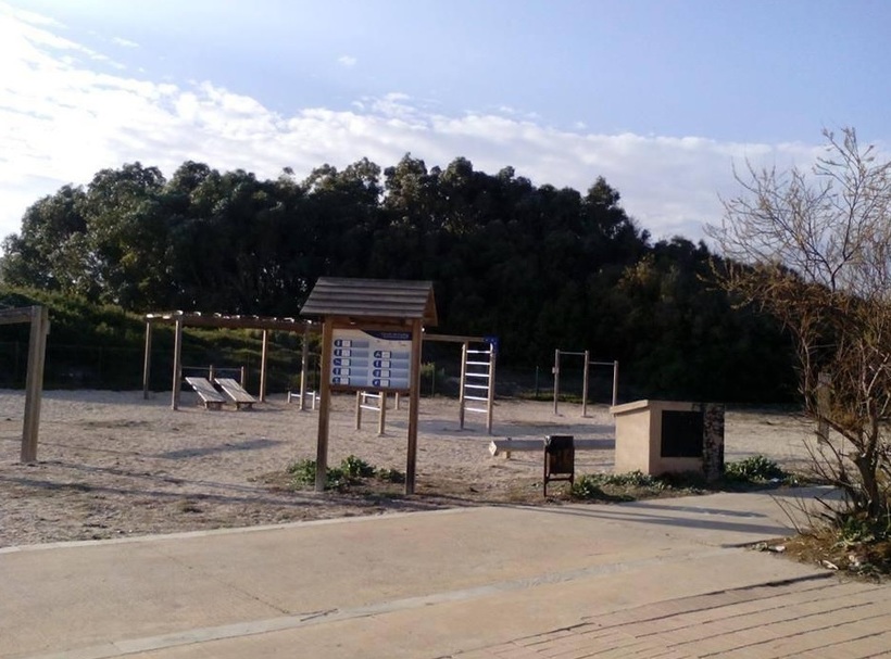 Стандартный испанский пляж в апрельский полдень.