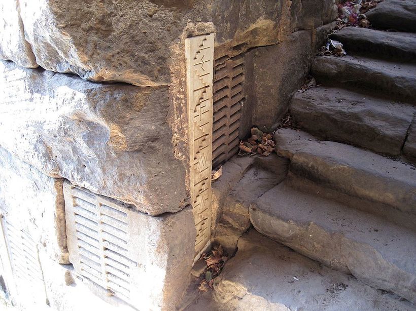 Водомерная шкала на ниломере Элефантины