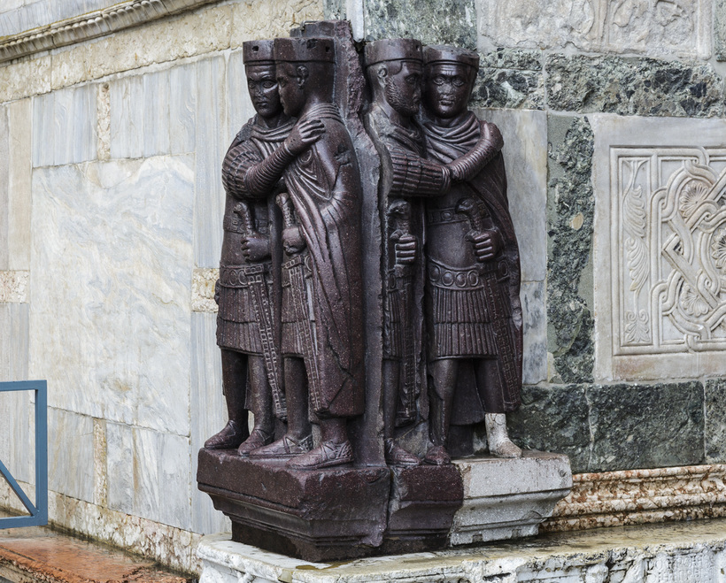 Скульптурная композиция «Тетрархи», IV в. н.э. Сейчас вмонтирована в собор Сан-Марко, Венеция Скульптурная композиция «Тетрархи», IV в. н.э. Сейчас вмонтирована в собор Сан-Марко, Венеция