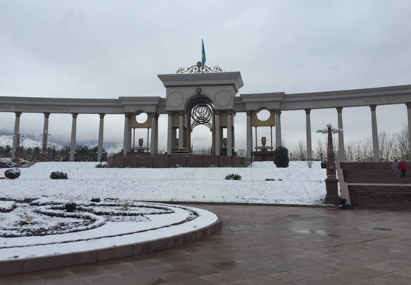 Вход в Президентский парк. Ноябрь, Алматы.