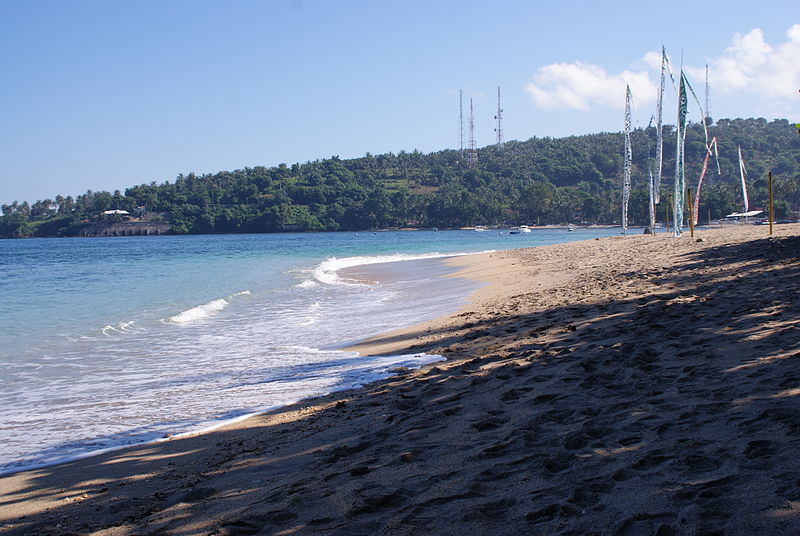 Интереснее всего доехать до пляжа на индонезийской лодке
