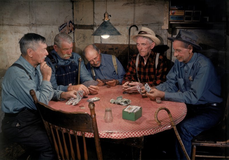 Искатели золота коротают перерыв в работе за игрой в карты.