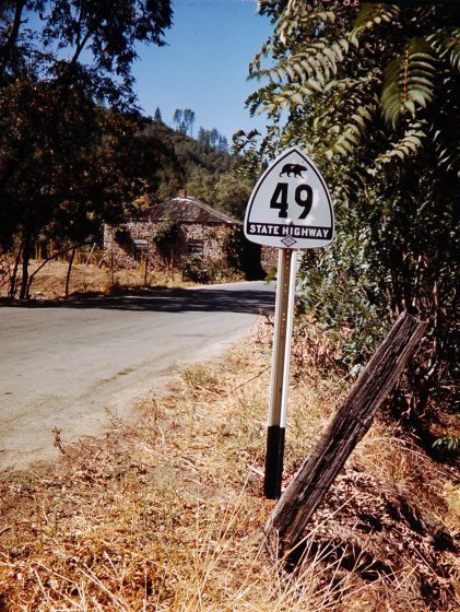 Знак над дорогой в Калифорнии.